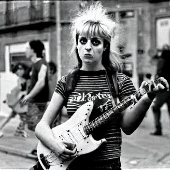 LGB-81/074 — Público y calle
